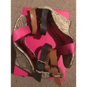 CUTE snakeskin w/pink, brown, black straps Wedges